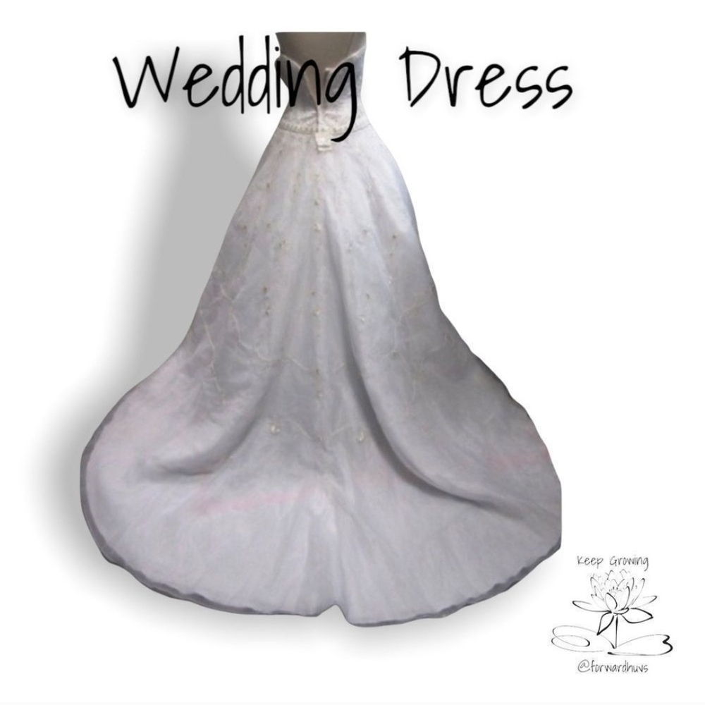 Elegant White StrapleWedding Dress - Picture 3 of 12